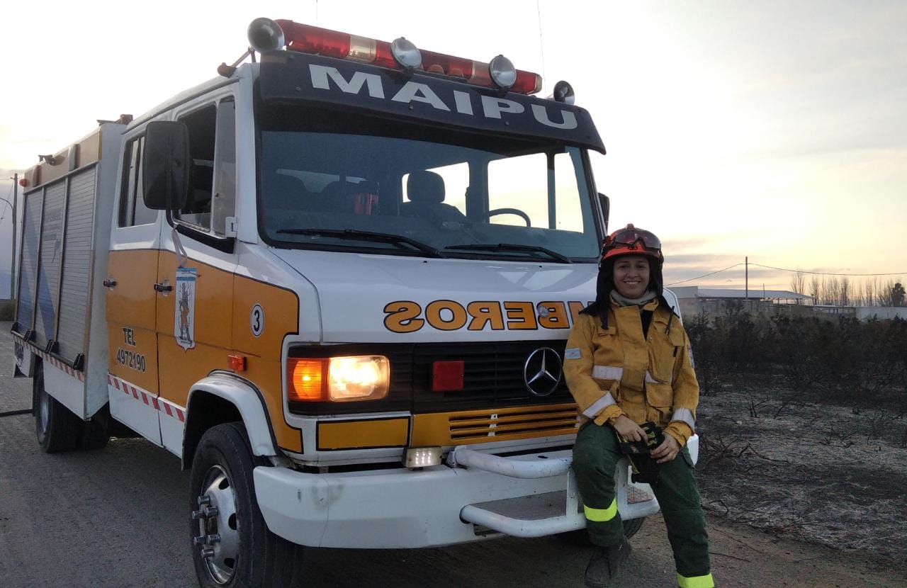La historia de Lucía Jofré, bombera voluntaria que trabaja en Irrigación