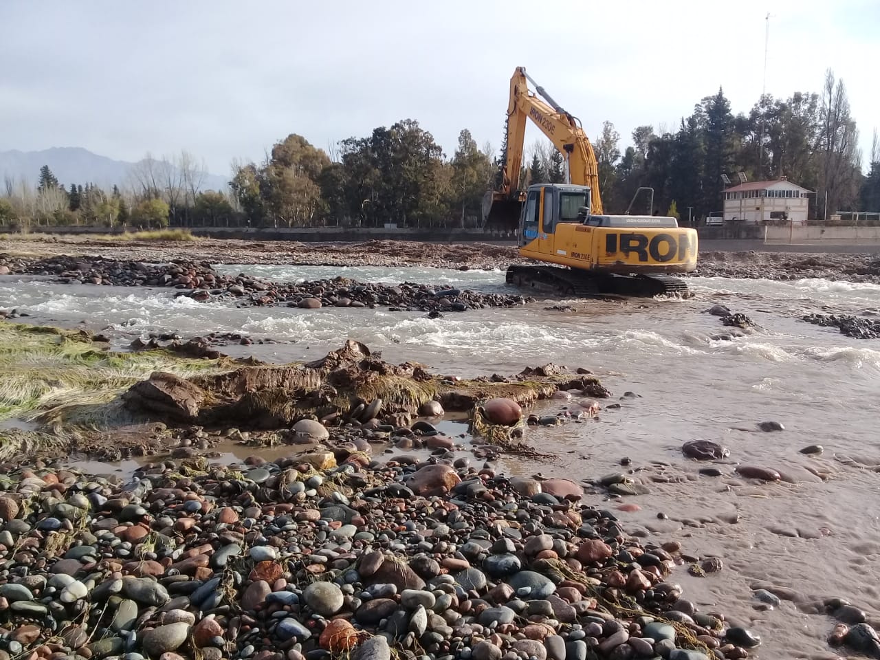 Irrigación y las Inspecciones de Cauce desarrollan obras en la cuenca del río Mendoza