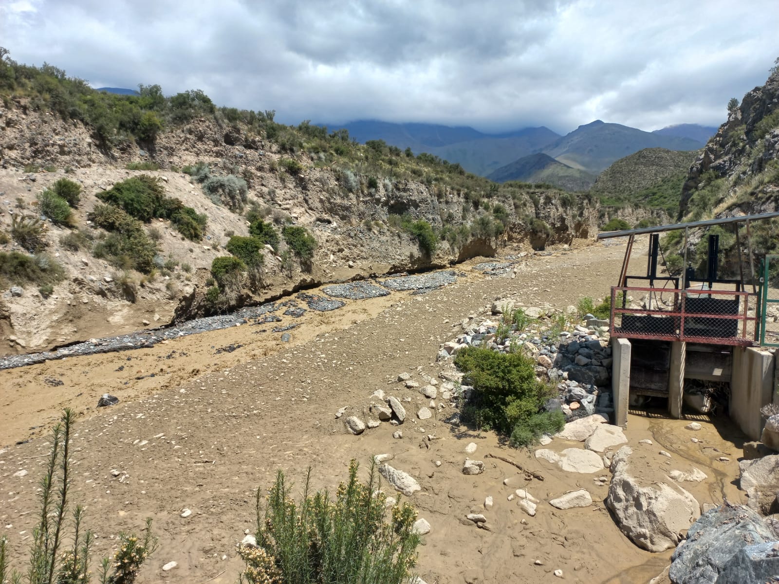 Irrigación junto a la Inspección Arroyo Las Mulas trabajan en la zona de crecidas en alta montaña