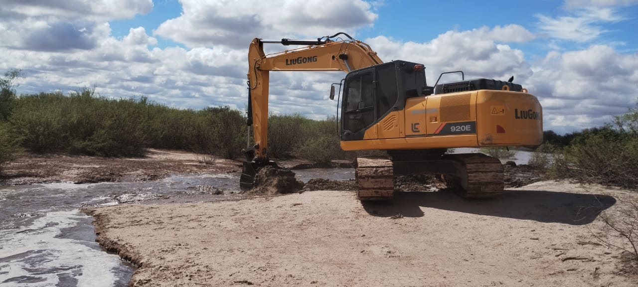 Irrigación envió máquinas al secano lavallino para que el agua no salga de las lagunas